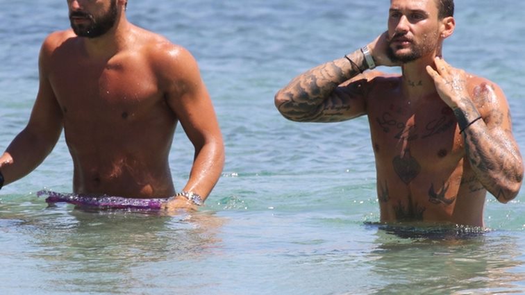 Νίκος Παντίδος- Γιάννης Παναγιωτόπουλος: Χαλαρές στιγμές στην παραλία: Φωτογραφίες