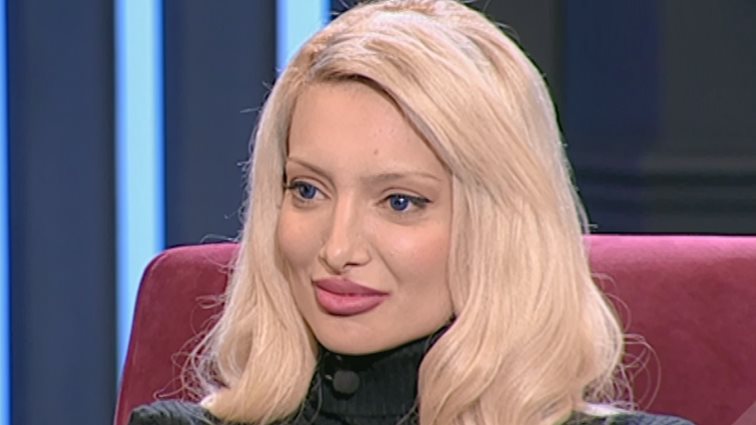 Ελένη Κωνσταντινίδου: Η θυελλώδης σχέση με τον «βασιλιά» των Τσιγγάνων, τα Καλλιστεία &amp; η εξάρτηση για τις πλαστικές