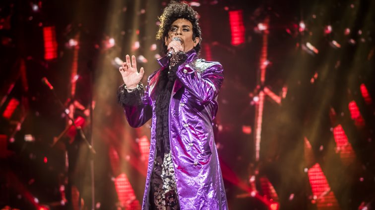 Γιώργος Μαζωνάκης: Η εντυπωσιακή μεταμφίεση ως Prince στη σκηνή του Έναστρον