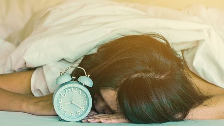 5 συνήθειες που θα σε βοηθήσουν να κοιμάσαι ευκολότερα το βράδυ: Όχι πια νύχτες με ατέλειωτες υποτιτλισμένες επαναλήψεις του «Καφέ Της Χαράς»