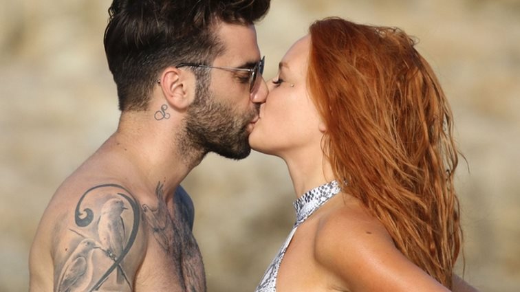 Θοδωρής Μαραντίνης- Σίσσυ Χρηστίδου: Τα τρυφερά στιγμιότυπα σε παραλία της Μυκόνου: Φωτογραφίες