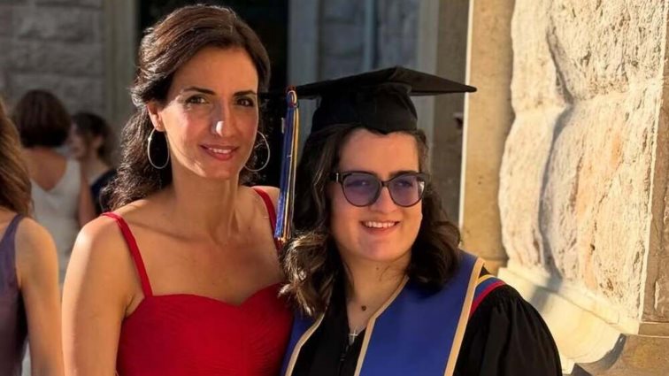 Η Χριστίνα Κεφαλογιάννη σε σπάνιο στιγμιότυπο με την κόρη της, Αναστασία, την ημέρα της αποφοίτησής της