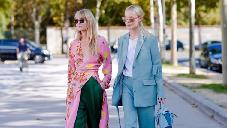 Αυτό το νέο T-shirt είναι τώρα ο απόλυτος πρωταγωνιστής του street style
: Και όμως δε φέρει την υπογραφή του οίκου Gucci!
