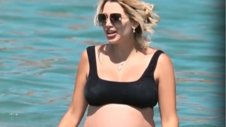 Η Κωνσταντίνα Σπυροπούλου για μπάνιο στη Βουλιαγμένη λίγο πριν γεννήσει