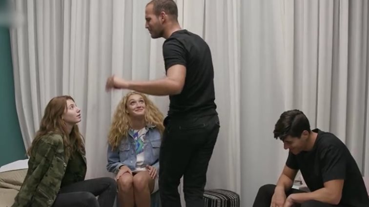 GNTM: Η απαράδεκτη συμπεριφορά του Αντωνόπουλου: Χόρευε &amp; τραγουδούσε την ώρα που η Ρασέλ έφευγε από το σπίτι