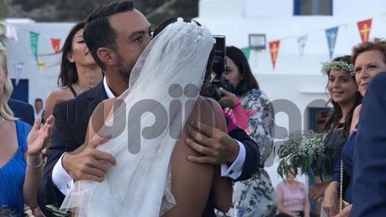 Σάκης Τανιμανίδης &amp; Χριστίνα Μπόμπα: Οι πρώτες εικόνες από τον γάμο τους στη Σίφνο