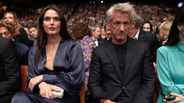 Sean Penn | Η αμήχανη εμφάνιση με την 30χρονη σύντροφό του σε gala στη Γαλλία