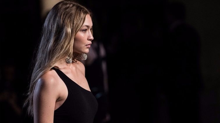 Gigi Hadid: Mόλις φόρεσε το jacket που θα βλέπουμε σε λίγους μήνες παντού
