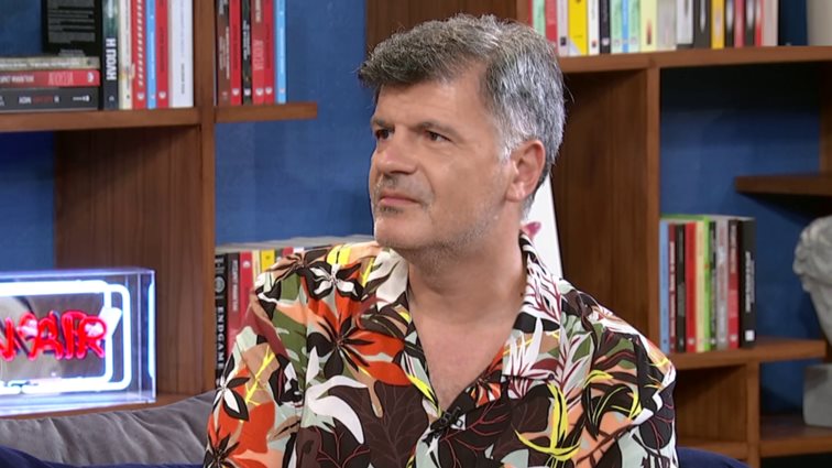 Ο Φοίβος Δεληβοριάς για πρώτη φορά στο "Στούντιο 4" | Τα "Νούμερα" &amp; η συνάντηση με τον Μάνο Χατζιδάκι σε ηλικία 15 ετών