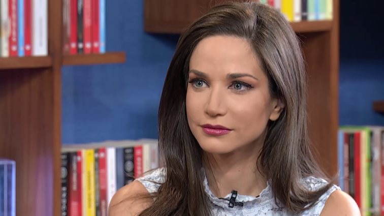 Κατερίνα Γερονικολού: "Άφησα αρκετή αθωότητα πίσω όταν έχασα τον μπαμπά. Πρέπει να συγχωρείς τη ζωή για αυτά που σου δίνει. Ξαφνικά κατάλαβα ότι η ζωή δεν είναι ρόδινη αλλά άδικη"