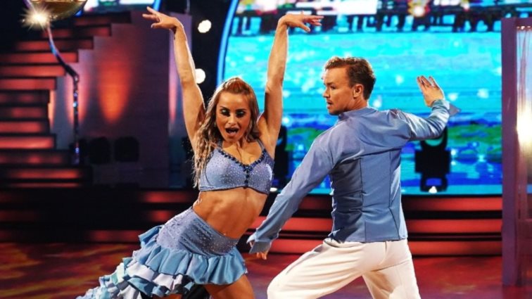 DWTS | H samba της Βασιλικής Μιλλούση έφερε "αεράκι" στη σκηνή -"Τι μανούλι είσαι εσύ;" αναφώνησε η Βίκυ Καγιά