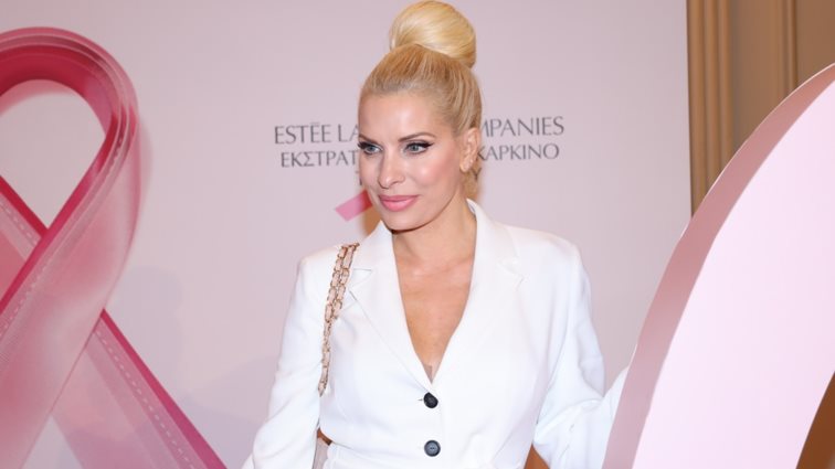 Η Ελένη Μενεγάκη πιο κομψή από ποτέ | Το λευκό κοστούμι που επέλεξε στη ροζ φωταγώγηση του Εθνικού Θεάτρου