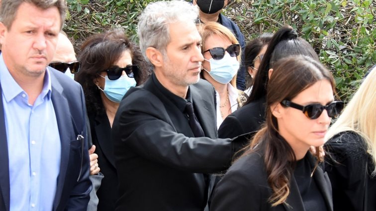 Το τελευταίο αντίο στον Σταμάτη Κόκοτα | Συντετριμμένη η οικογένεια του