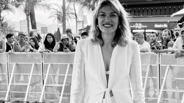 Η Βίκυ Καγιά φόρεσε το αξεσουάρ μαλλιών που δεν πρέπει να λείπει από τη βαλίτσα των διακοπών σου