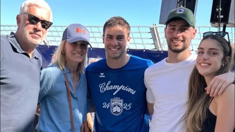 Περήφανοι γονείς ο Αντώνης Νικοπολίδης και η Βάσω Στασινού | Η νέα οικογενειακή φωτογραφία με τα πανέμορφα παιδιά τους