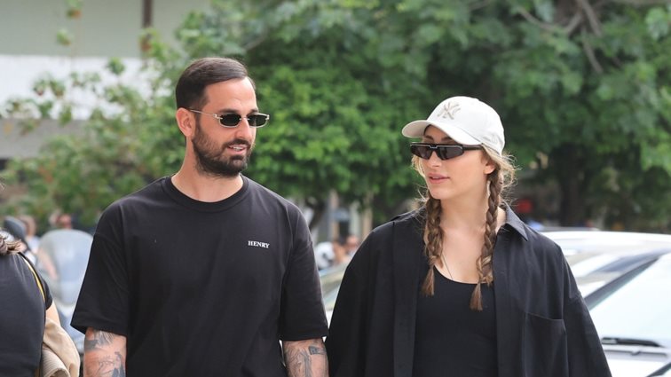 Ο Άρης Σοϊλέδης και η Μαριλίνα Κυπαρίσση, full in love σε χαραλή βόλτα στη Γλυφάδα