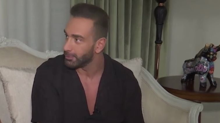 Νίκος Κοκλώνης: Ανοίγει την πόρτα της υπερπολυτελούς βίλας του | Δεν θα πιστεύετε πόσα ρούχα έχει!