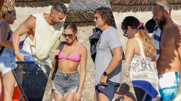 Ευρυδίκη Βαλαβάνη &amp; Κωνσταντίνος Βασάλος: Μαζί με Κοκκινάκη – Αναγνωστόπουλο στις Σπέτσες | Όλες οι φωτογραφίες