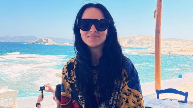 Η Ζενεβιέβ Μαζαρί ποζάρει αγκαλιά με τον σύζυγό της στη Μήλο &amp; στέλνει το δικό της τρυφερό μήνυμα