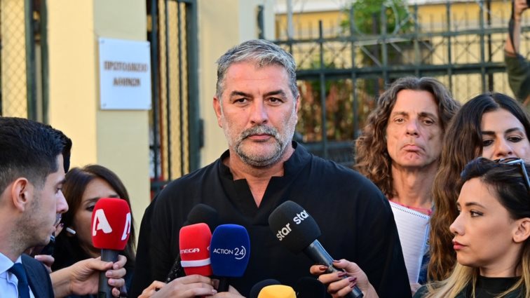 Το μήνυμα που έδειξε ο Βασίλης Μπισμπίκης στους δημοσιογράφους