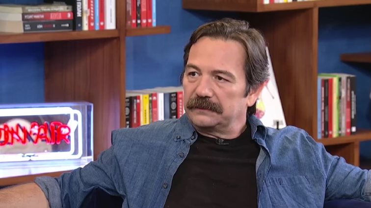 Αλέξανδρος Λογοθέτης: "Οι γονείς μου ήταν χωρισμένοι. Δεν είχα τον πατέρα μου στο σπίτι και πήρα την απόφαση να γίνω ηθοποιός γιατί ήταν κάτι που θα με έφερνε κοντά του"