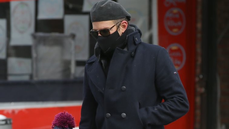 Hollywood Report | Η σπάνια εμφάνιση του Bradley Cooper με την κόρη του &amp; η Bella Hadid στο αεροδρόμιο