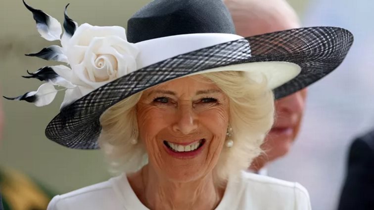 Γιατί η βασίλισσα Καμίλα δε φόρεσε τιάρα στον γάμο της με τον βασιλιά Κάρολο;