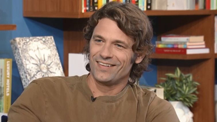 Αποστόλης Τότσικας: Ήταν κάτι πάνω στον έρωτα - Πήρα τη μάνα μου και της λέω "Παντρεύτηκα"