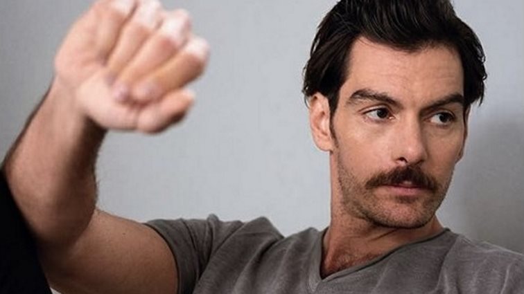 Ο Γιάννης Κουκουράκης μας δείχνει τη σέξι πλευρά του μπροστά στον καθρέφτη