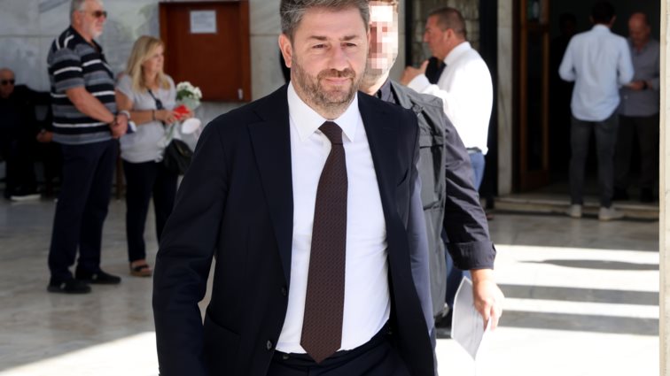 ΠΑΣΟΚ: Ξανά πρόεδρος ο Ανδρουλάκης με 60% - Συγχαρητήριο τηλεφώνημα από Δούκα