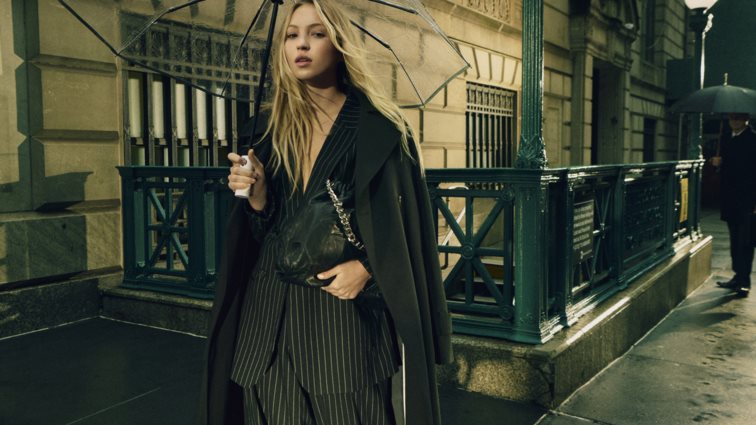 H 22χρονη Lila Moss σε ταξιδεύει στη Νέα Υόρκη με τη νέα συλλογή DKNY