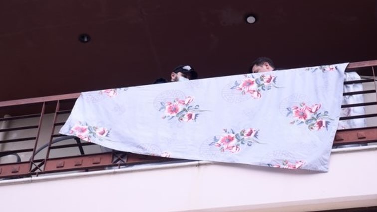 Γυναικοκτονία στη Σίνδο: Η 44χρονη βγήκε στο μπαλκόνι, την τράβηξε μέσα και συνέχισε να τη μαχαιρώνει - Σε σοκ οι δυο κόρες τους