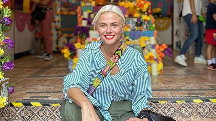 Το κομψό top που επέλεξε h Χριστίνα Κοντοβά για να συνδυάσει ένα κλασικό κοστούμι