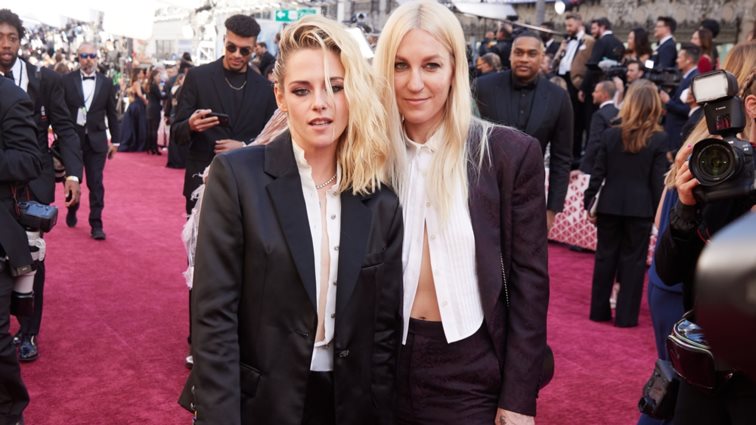 Kristen Stewart | Το φιλί με την αρραβωνιαστικιά της στο κόκκινο χαλί, έκλεψε την παράσταση