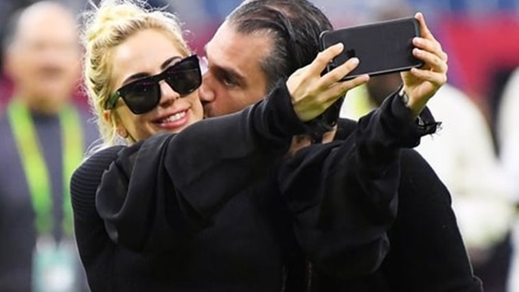 Lady Gaga : Επιβεβαίωσε τον αρραβώνα της με τον Christian Carino