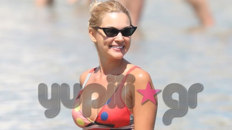 Βίκυ Κάβουρα
: Νέα σέξι εμφάνιση με μαγιό στη Μύκονο! Όλες οι φωτογραφίες