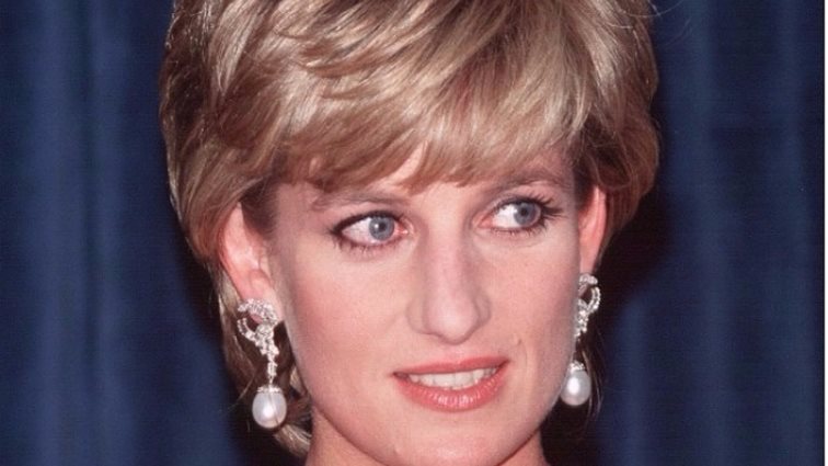 Η τρομερή κίνηση της πριγκίπισσας Νταϊάνα στο Met Gala το 1996: Το Dior φόρεμα που έσκισε επειδή την καταπίεζε