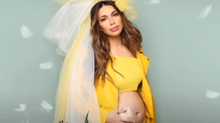 Ελένη Χατζίδου: Κάντο όπως η Beyonce! Ποζάρει με φουσκωμένη κοιλίτσα αναπαριστώντας την iconic φωτογράφιση