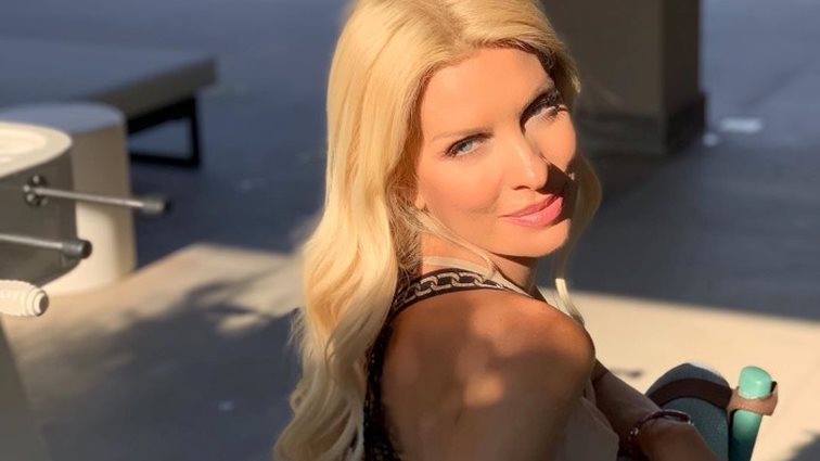 Ελένη Μενεγάκη: Από την Άνδρο στη Μύκονο! Η σπάνια εμφάνιση στο Νησί των Ανέμων