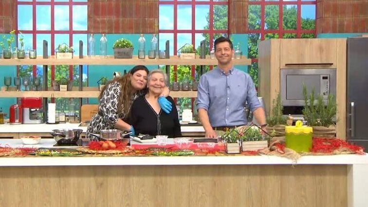 Η Δανάη Μπάρκα έβαψε αυγά on air μαζί με τη γιαγιά της