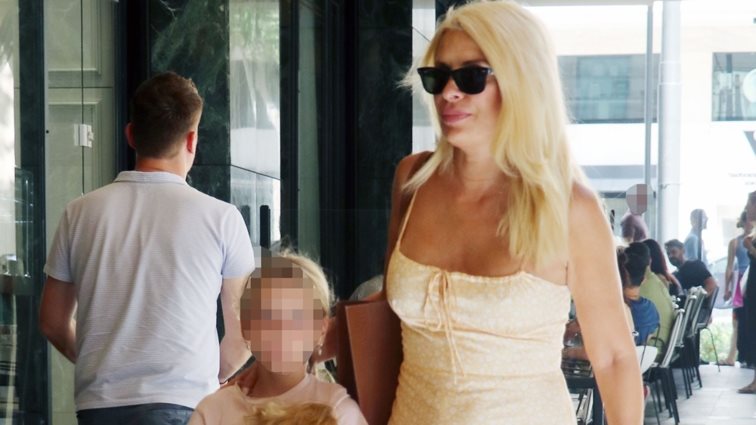 Η Ελένη Μενεγάκη με την κόρη της Μαρίνα στο κέντρο της Αθήνας