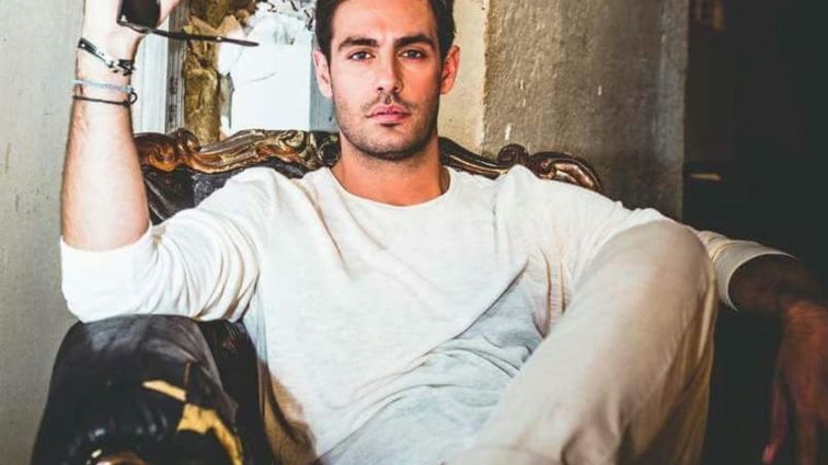 Κωστας Μαρτάκης
: Ο κούκλος αδελφος του στις «Άγριες Μέλισσες»