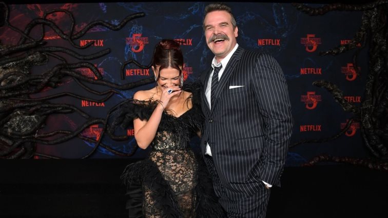 Millie Bobby Brown &amp; David Harbour | Στιγμές συμφιλίωσης ή ένα καλά μελετημένο σχέδιο ενόψει πρεμιέρας;