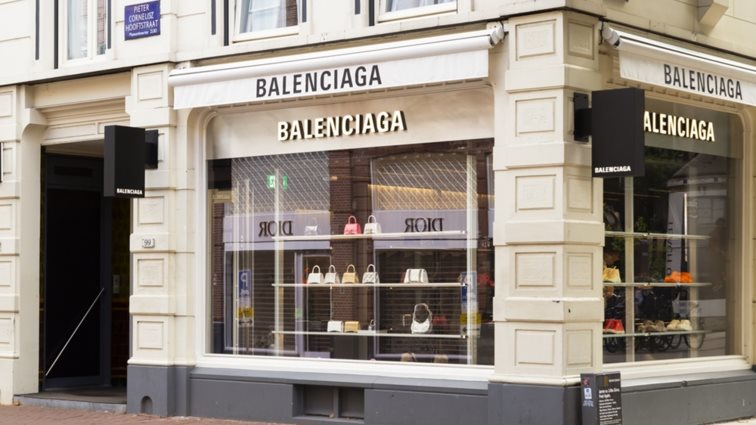 Ο οίκος Balenciaga απολογείται για την αμφιλεγόμενη καμπάνια με παιδιά που κρατούν BDSM αξεσουάρ