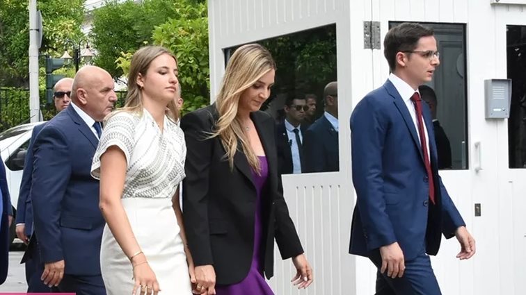 Δάφνη και Σοφία Μητσοτάκη: Τα outfits που φόρεσαν στην ορκωμοσία του Κυριάκου Μητσοτάκη