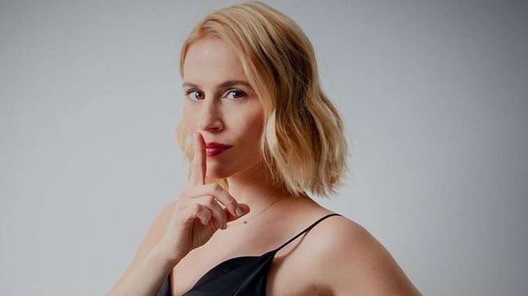 H Νάντια Μπουλέ με φουσκωμένη κοιλίτσα στα γυρίσματα της &quot;Αγγελικής&quot;