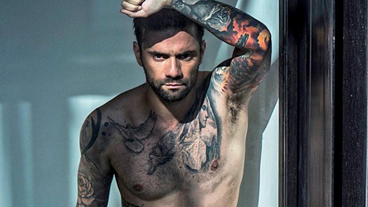 Θοδωρής Μαραντίνης: Βγάζει το μπλουζάκι του και παραδέχεται: «Μου αρέσει πολύ να κυκλοφορώ γυμνός»