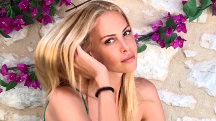 Η Στέλλα Δημητρίου ποζάρει με φουσκωμένη κοιλιά &amp; τον σύζυγό της να της δίνει το πιο τρυφερό φιλί