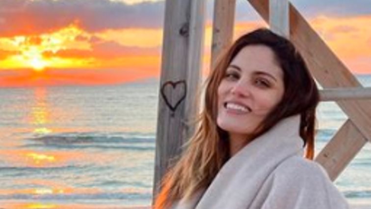 Mαίρη Συνατσάκη | Η βόλτα με την κόρη της στην παραλία με φόντο το ηλιοβασίλεμα