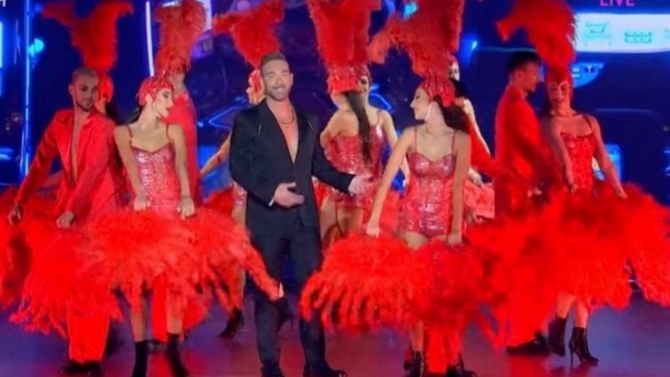 J2US | Ο Νίκος Κοκλώνης βγήκε στη σκηνή του τρίτου live αλά "casino royale"!